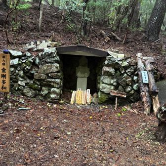 第6靡　金剛多和
六道ノ辻
今回の道程で唯一雨宿りできそうでしたが当然そんな無礼なことはしませんでした。