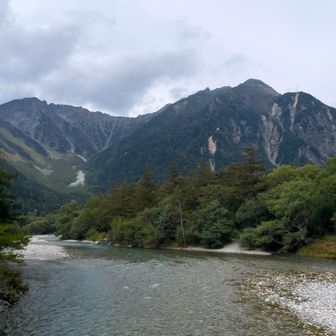 河童橋の上から、今日登った焼岳がドーン。
