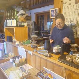 いつも演奏会で一緒の音大同級生haraくん、バイトも2年目に入りカウンター作業もすっかり板についてきました✨️