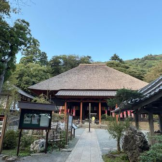 やがて日向薬師・宝城坊へと至る。
宝殿には二十三躯もの木造の仏さまたちが、おわす。