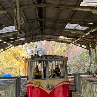 こちらはロープウェーは現役。パンタグラフが可愛い