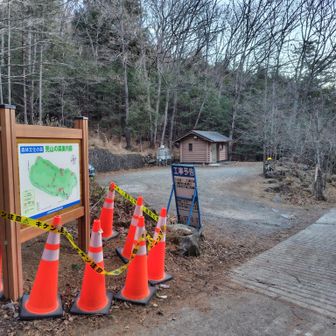 駐車場　7時は私だけでしたが、下山後は満車でした。帰りも数台スレ違いました。人気なのか！？