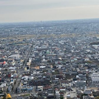 下界では、救急車🚑が走行してたり
クラクションずっと鳴らしている
人がいたり騒がしいけれど
山頂では、ゆっくり時間⏰が経過中
こういう時間は、大切ですね。
私は、疲れているのかな？