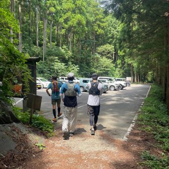 駐車場着。
途中から同行してくれた3人、思ったより強かった💪👏。
楽しい山歩きになりました。