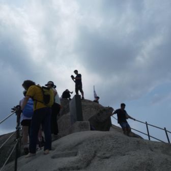 下りは？一抹の不安を抱えながらも頂上は写真待ちの渋滞で動けず...