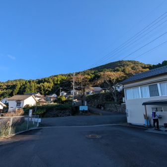 集落の中ののどかな月出山交流館駐車場出発。右に見えるのは三番坊主か🤔
