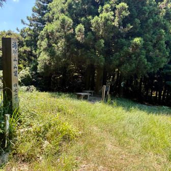 四塚最後の湯川山⛰️
日陰のベンチで昼食を取りますがパンが食べれない😢
疲れの最高点でした😰
ゼリー飲料を2つ流し込みアクエリアスを飲んで休んでいると元気が出て来た‼️