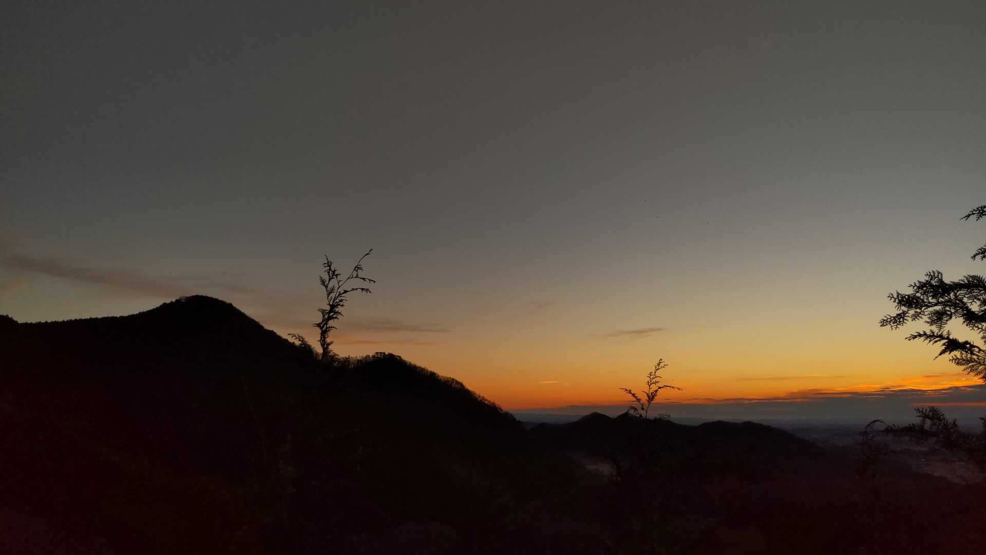 登ってきた鞍掛山がよく見えました。