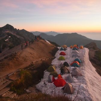 この角度の写真が実は好きなんです。
テント場と燕岳