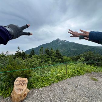 ポン山とーーちょーー✌️✌️✌️
写真撮ってあげたインバウンドのお二人とヤンピ😁

うぇああーゆーふろむ？(聞けた😁)
オランダからだそうで🇳🇱

利尻富士登ってきたよと写真見せてあげたら
お二人も明日登るらしく
風はあった？難しいの？的なこと聞かれたぽいので
あいむたいやーど！って言っておいた🤣

関西からのマダム3人組とも楽しくお喋りさせていただきました😊