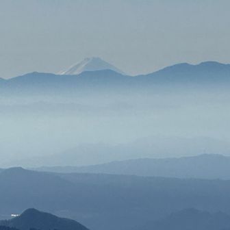 新潟県の平標山の山頂からでも南アルプスの向こうに富士山まで見えていました🗻