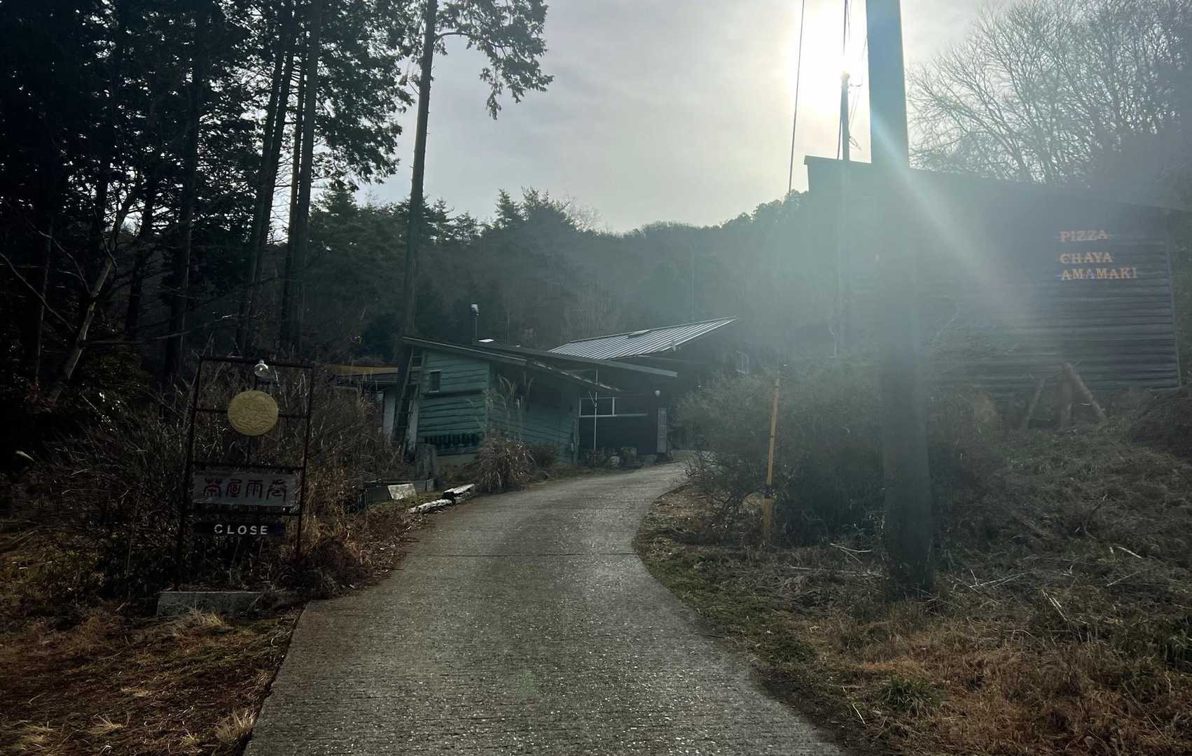 いつものピザ屋さんの横を入ります⬅️