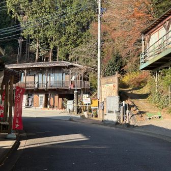 峠の店も平日は休みが多い。