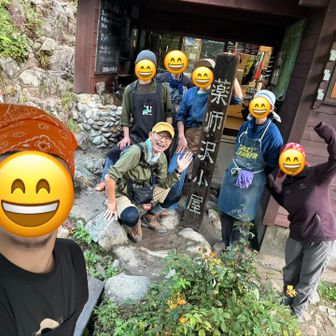 出発時に小屋の方々と。
道の状態や行程を教えていただき、「疲れ果てて太郎平小屋が無理と思ったら、同じグループだからもう一泊ここでも良いから」との声に後押しされて向かうことに。