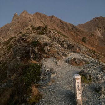 山荘が見えてきたが、まだここから時間がかかりそう。
