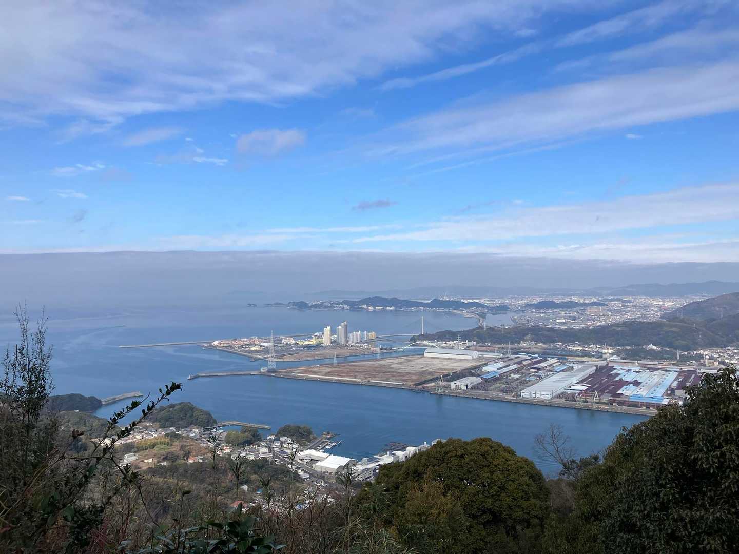 御所の芝からの眺望。
今回、淡路島をはっきりと見ることはできませんでした。