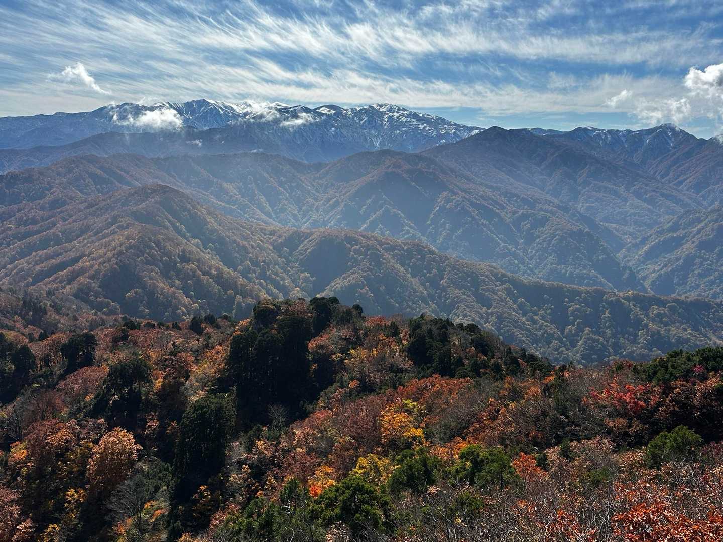 紅葉と冠雪した白馬岳のコラボ