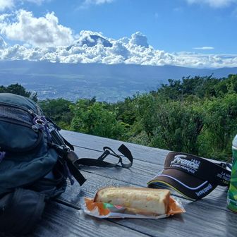 16時過ぎて、茶屋のスタッフも帰ると貸し切り状態。最近お気にの、たまごトーストを食う。
なんか富士山が見えそうな雰囲気になって来た。