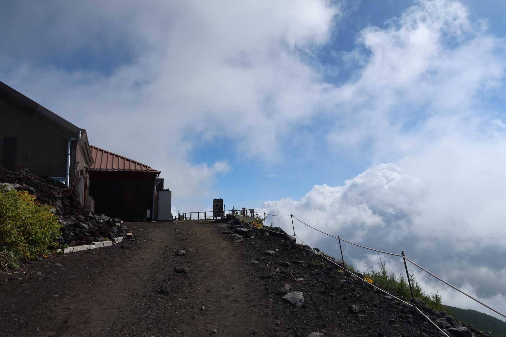 村山古道経由で登り。さあ雲上さんぽです