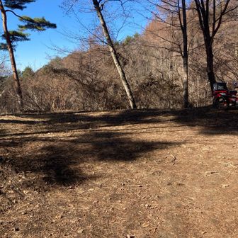 バイク1台のみで車は1台も停まっていませんでした。悪路です。