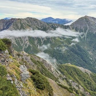 荒川岳　左側に中岳と右側に悪沢岳