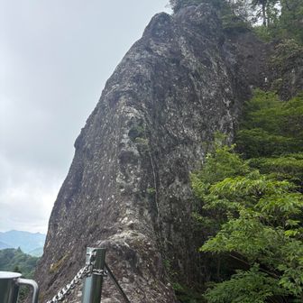 望雲台の岩峰。ロープがあるということは、ここを登る人がいるということでしょうか？