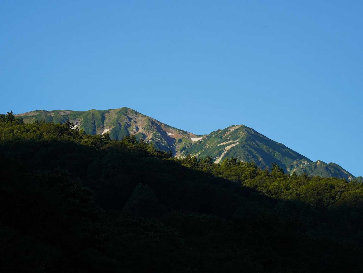 朝日岳の花の楽園から、蓮華の野天風呂へ下る北端縦走の写真
