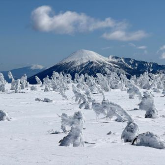 岩手山と、直ぐ左は早池峰山。
