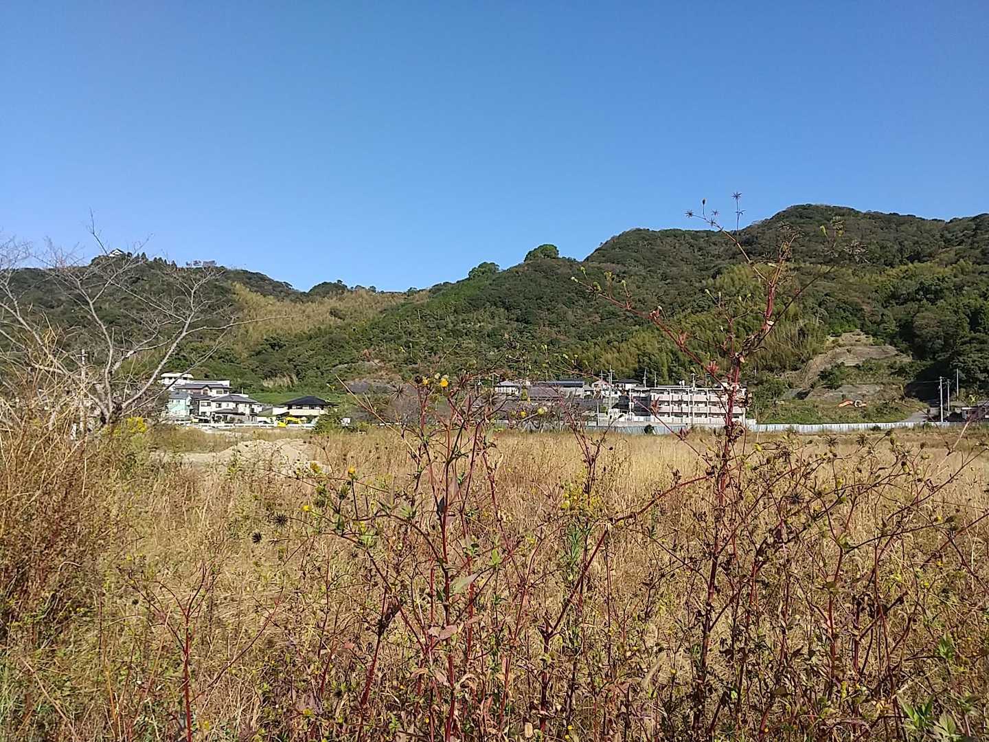 金長神社駐車スペースからスタートして、前方に芝山と日夆山が見える。
先ずは時計回りで日峰神社の芝山ヘ向かう。