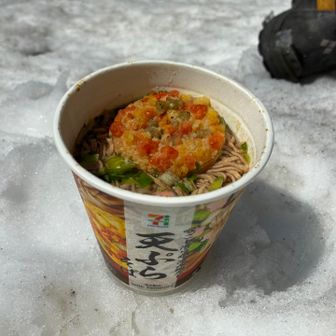 お昼はパンとカップ麺の天ぷらそば😋