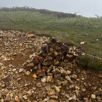 戻る途中、巻機山山頂確認
ケルンがある場所？！と思ったら、地図ではもう少し手前
割引岳は今回パス
