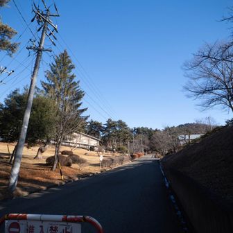 道路を上がってゆく