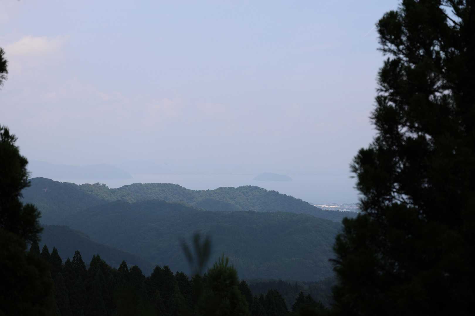 竹生島が見える。