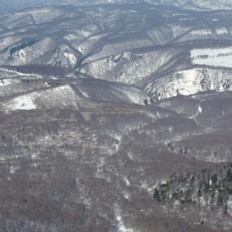 左に小さく銅像茶屋、右に建設中の駒込ダム