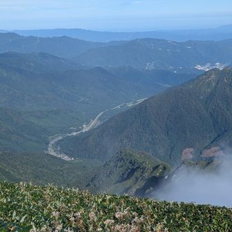 山並みと中央の関越自動車と国道17号線