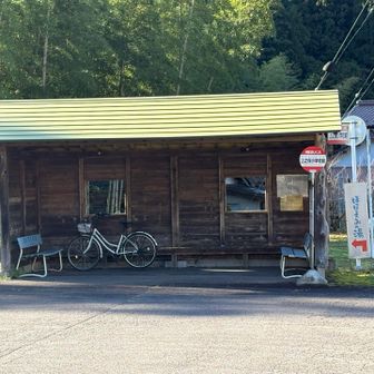 映画に出てきそうなバス停。
なんか和む。