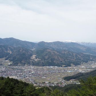 白山と古川の街並み。
祭りの音が響いてます。