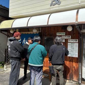 トンカツ浅井に並びます