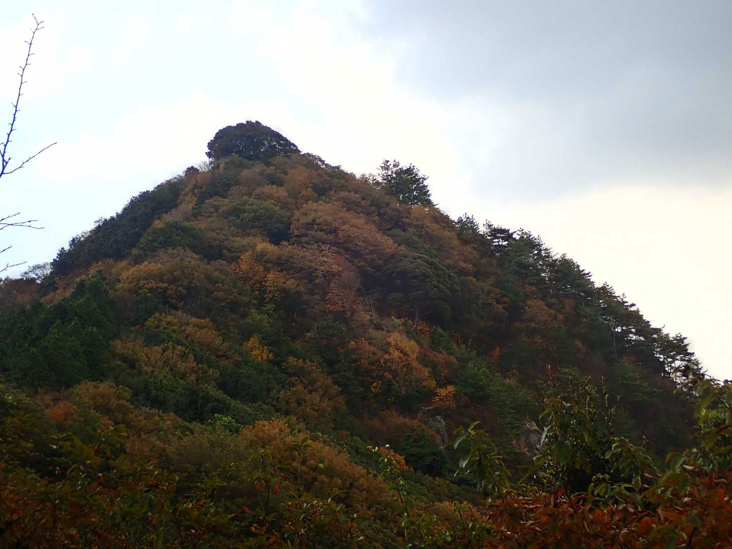 下山途中、山頂を振り返ります。