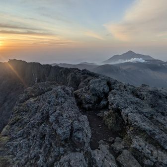 二日目
まさかの韓国連登
昨日登って道が分かっていたので１時間で登った💦
予報通り昨日より雲はあるけど、やっぱ良い日の出🌄
