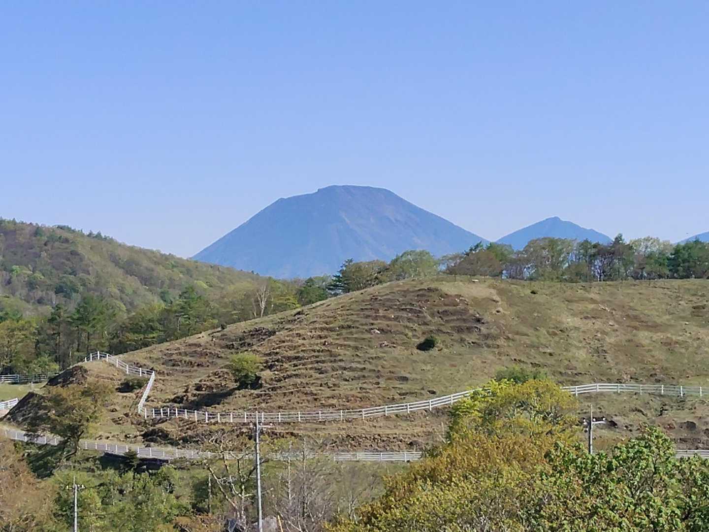道中は雨模様だったのに、晴れました！☀️
駐車場から、男体山ド〜ン!!✨✨