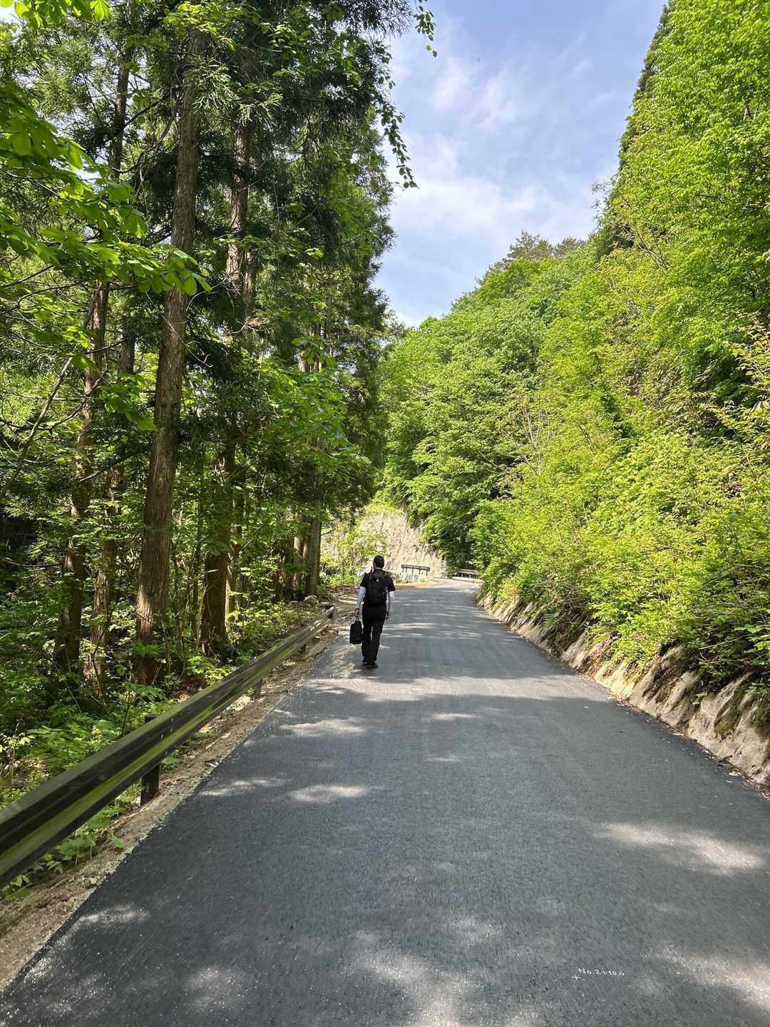 駐車場から２km、
あーなが〜ぃ、、、、

(,,  ‪ ́ᱛ ̀‪‪‎)ﾉ  ̋ﾏｯﾃ〜ｵｲﾃｶﾅｲﾃﾞ、ｲﾔｵｲﾃｸ

どんどん小さくなっていきます