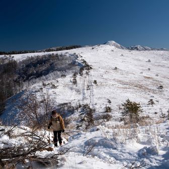 山頂より、『北の耳』の後ろに蓼科山。