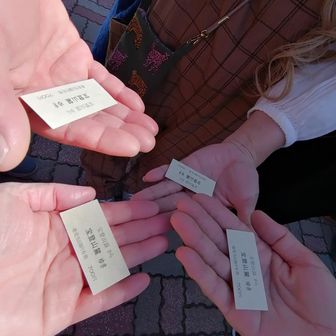 お腹がすいたので
くだりはロープウェイ🚡
切符がかわいかったので
みんなで📸