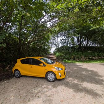 嫌になるほどワイルドな道を走り切ると広い駐車スペースが