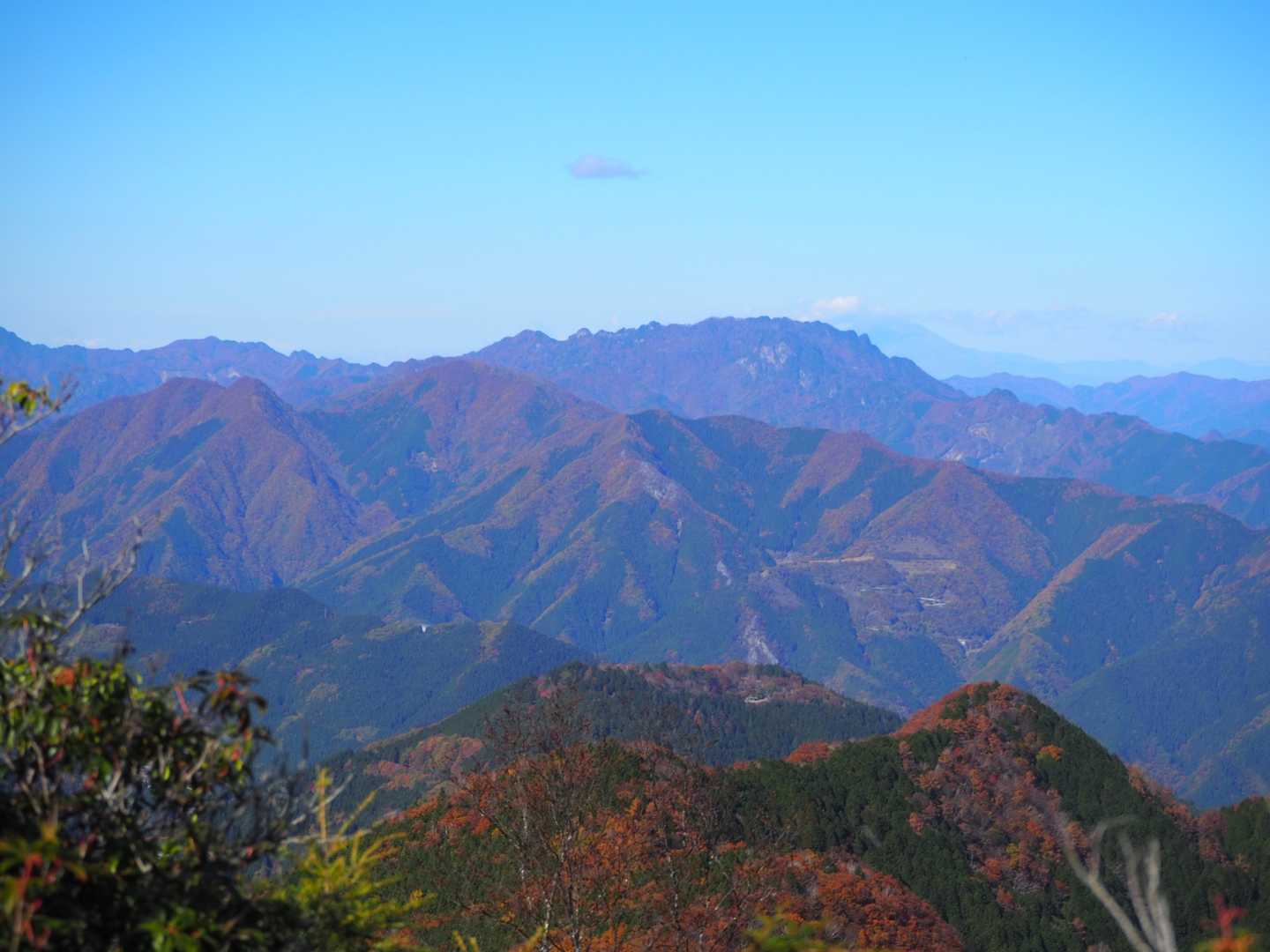 両神山とその後ろにうっすらと浅間山