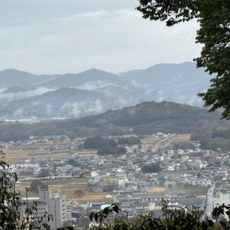 手前が天の香具山、