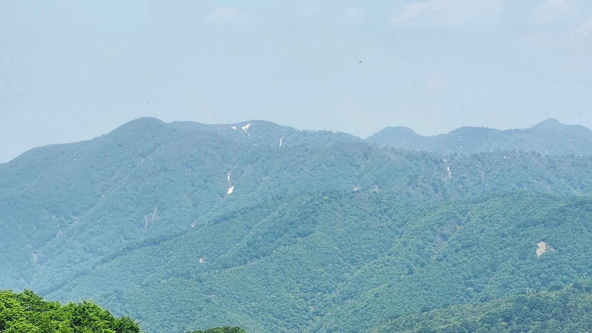 遠くに見える山⛰️山命は、わかりませんが白く見えるのは雪❄