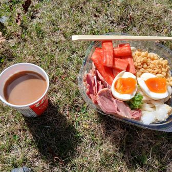 ぶっかけうどんにタン塩､カニカマ､玉子トッピング　あっ、今晩食べようと思ってたものとちょっと被ったかな？