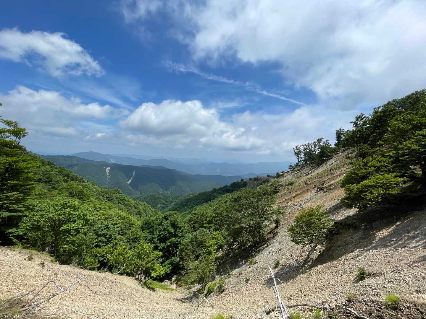 こんな所も
色々な山の顔があり、
歩いていても飽きません。